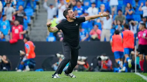 Nicolás Larcamón se vio sobrepasado en algunos momentos y recordó al viejo entrenador de Cruz Azul en el área técnica.