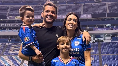La esposa del DT de Cruz Azul vivió el partido con total intensidad.