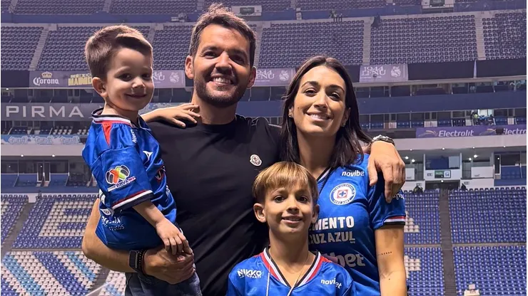 La esposa del DT de Cruz Azul vivió el partido con total intensidad.
