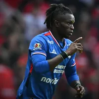 Ebere habla claro sobre la "disputa" por un lugar en el XI de Larcamón