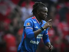 Ebere habla claro sobre la "disputa" por un lugar en el XI de Larcamón