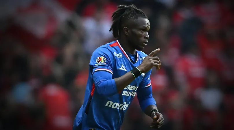 Christian Ebere rompe el silencio sobre la pelea por el 9 en Cruz Azul.