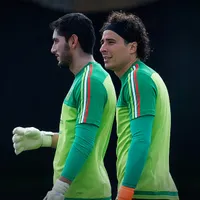 Destapan una "jugada sucia" contra Chuy Corona en favor de Memo Ochoa en el TRI