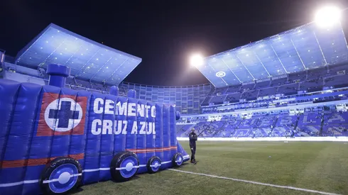 Cruz Azul se impuso a las Chivas en el Estadio Cuauhtémoc y recortó punto a los líderes en la tabla de clasificación.