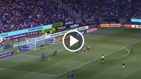 Willer Ditta llegó en plan salvador para proteger la valla de Andrés Gudiño en lo que parecía un gol cantado.