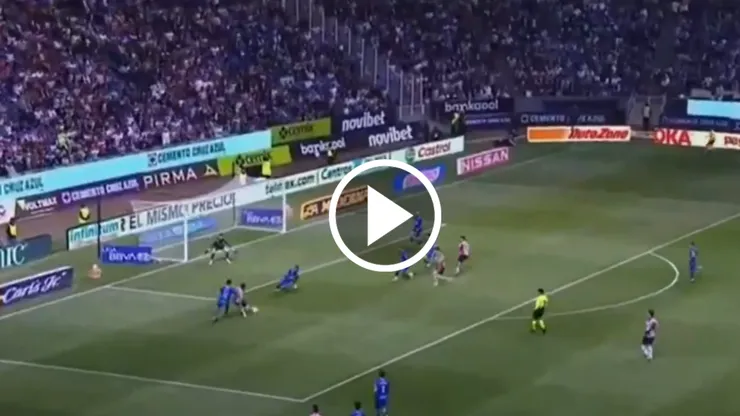 Willer Ditta llegó en plan salvador para proteger la valla de Andrés Gudiño en lo que parecía un gol cantado.