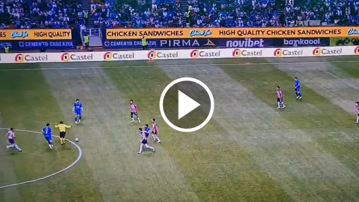 Ángel Sepúlveda anotó su primer gol con las Chivas y precisamente ante Cruz Azul. Sin embargo, imágenes demuestran que debió ser anulado.
