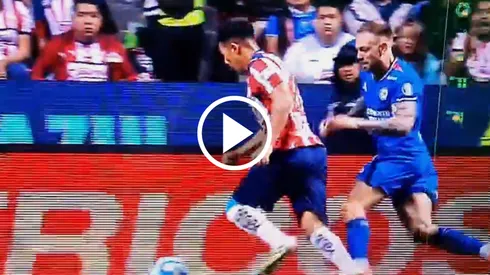 Daniel Aguirre debía ser expulsado después de una acción polémica que el juez central decidió pasar por alto.