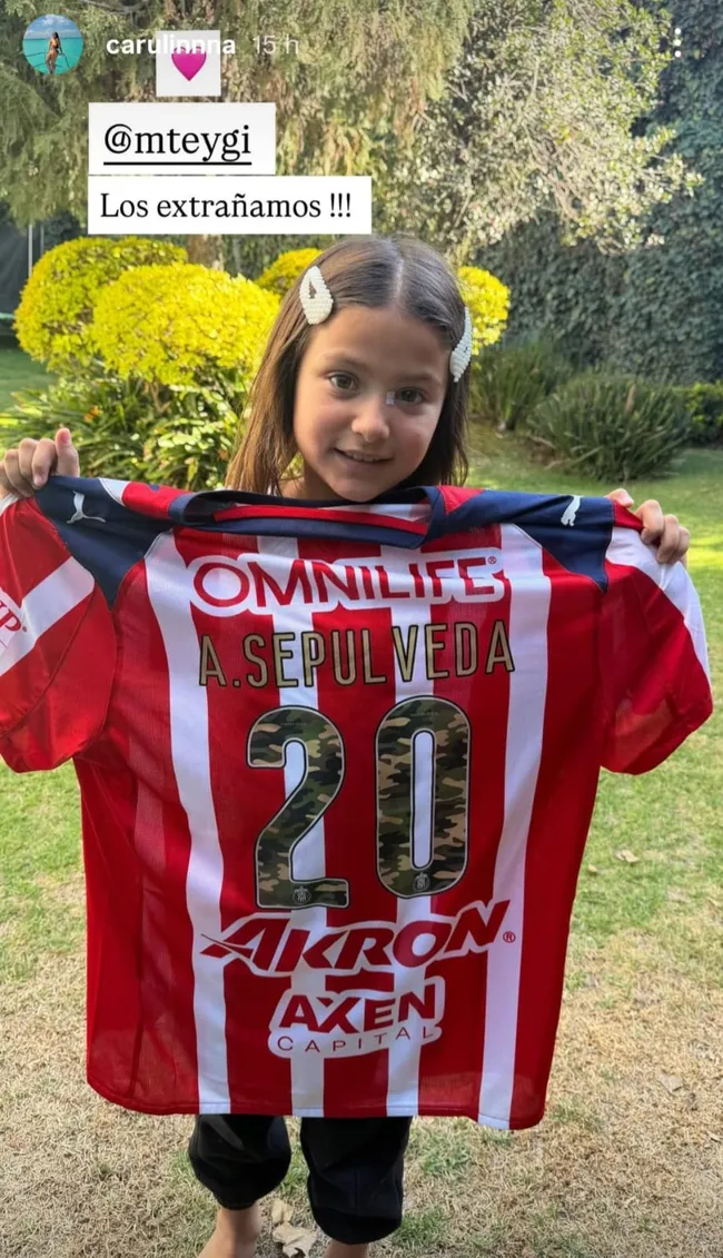 La esposa de Piovi le dedicó una storie a Sepúlveda y su esposa. (@carulinnna)