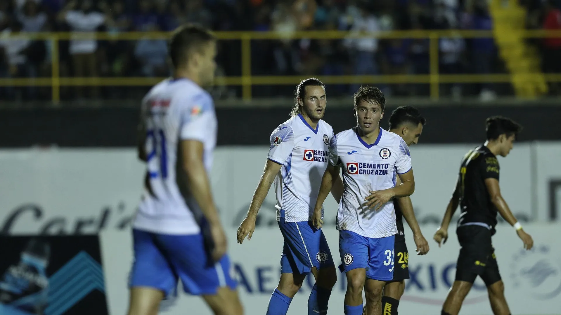 Santiago Giménez y Rodrigo Huescas son dos de los futbolistas surgidos de Cruz Azul hoy en Europa (Imago7)