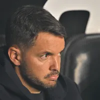 Nicolás Larcamón explicó las suplencias de Charly y Paradela contra Tigres