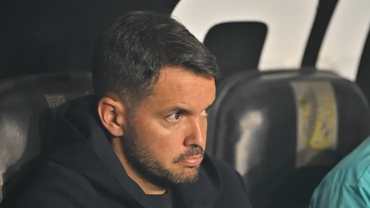 Nicolás Larcamón explicó las suplencias de Charly y Paradela contra Tigres