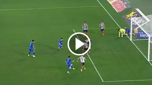 Carlos Salcedo reapareció en el once de Rayados y dejó su sello al salvar un gol cantado para Cruz Azul.