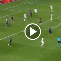 Gol de otro planeta de Eustaquio contra Mateusz Bogusz