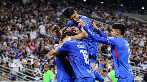 Cruz Azul es el nuevo líder del futbol mexicano al vencer a los Rayados y aprovechar la derrota de las Chivas de Guadalajara.