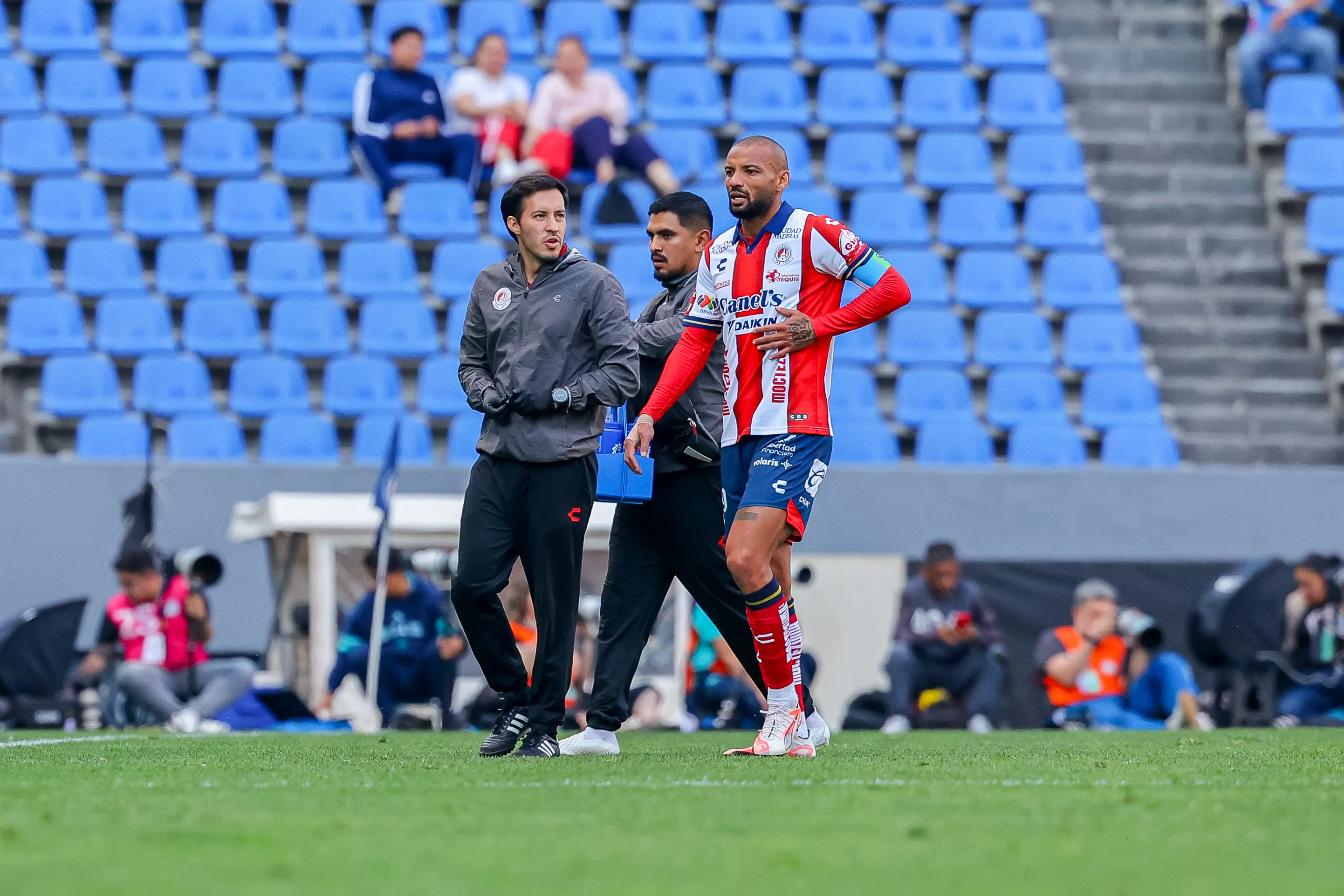 Joao Pedro tuvo que ser asistido durante un pasaje del encuentro. (Imago7)