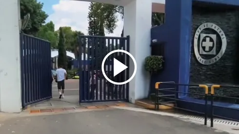 Entra a pie a La Noria de Cruz Azul y saluda a la afición.
