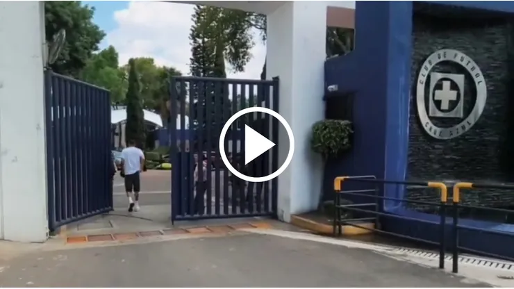 Entra a pie a La Noria de Cruz Azul y saluda a la afición.