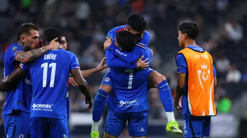 Cruz Azul se hizo fuerte en El Gigante de Acero y aprovechó una expulsión de Rayados para sacar ventaja en la eliminatoria.