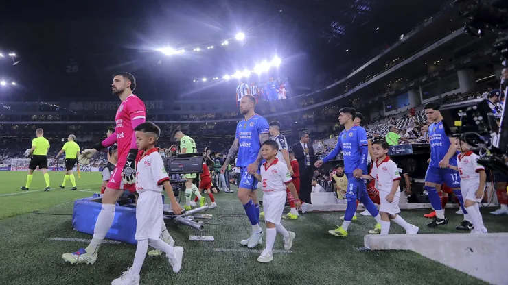Cruz Azul pegó primero a los Rayados de Monterrey y encamina su pase hacia los cuartos de final para seguir con su defensa del título.