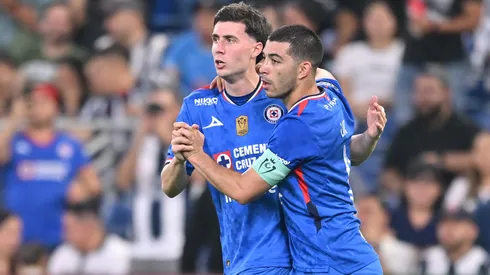 José Paradela y Erik Lira celebran uno de los goles ante Monterrey en la Concachampions.