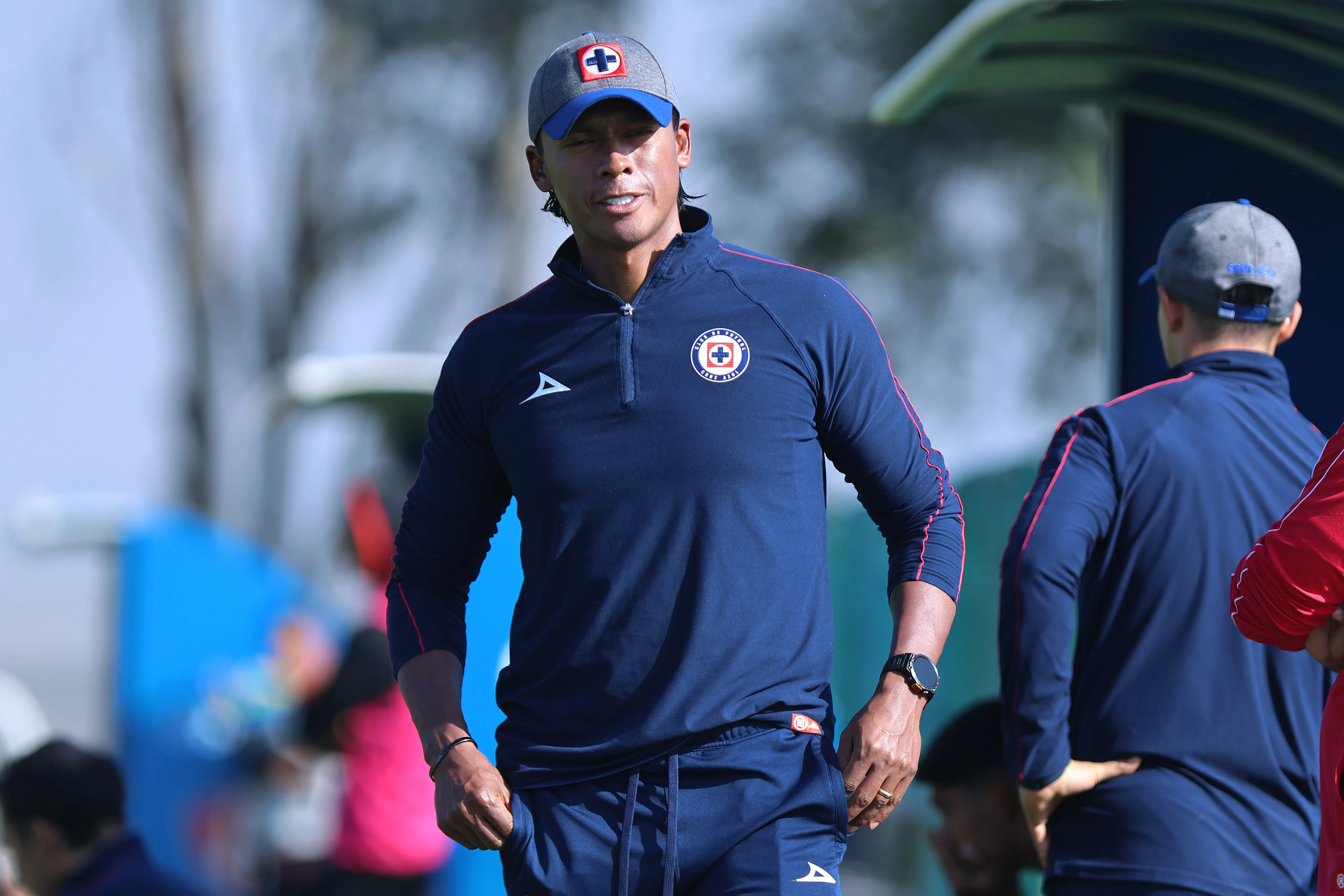 Joel Huiqui calentó la previa del Pumas vs. Cruz Azul con un recadito (Imago 7)