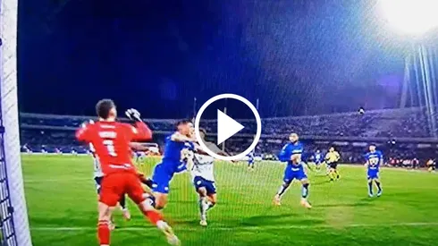 Según el juez principal, Willer Ditta cometió penal. Nicolás Larcamón explotó por la decisión final.