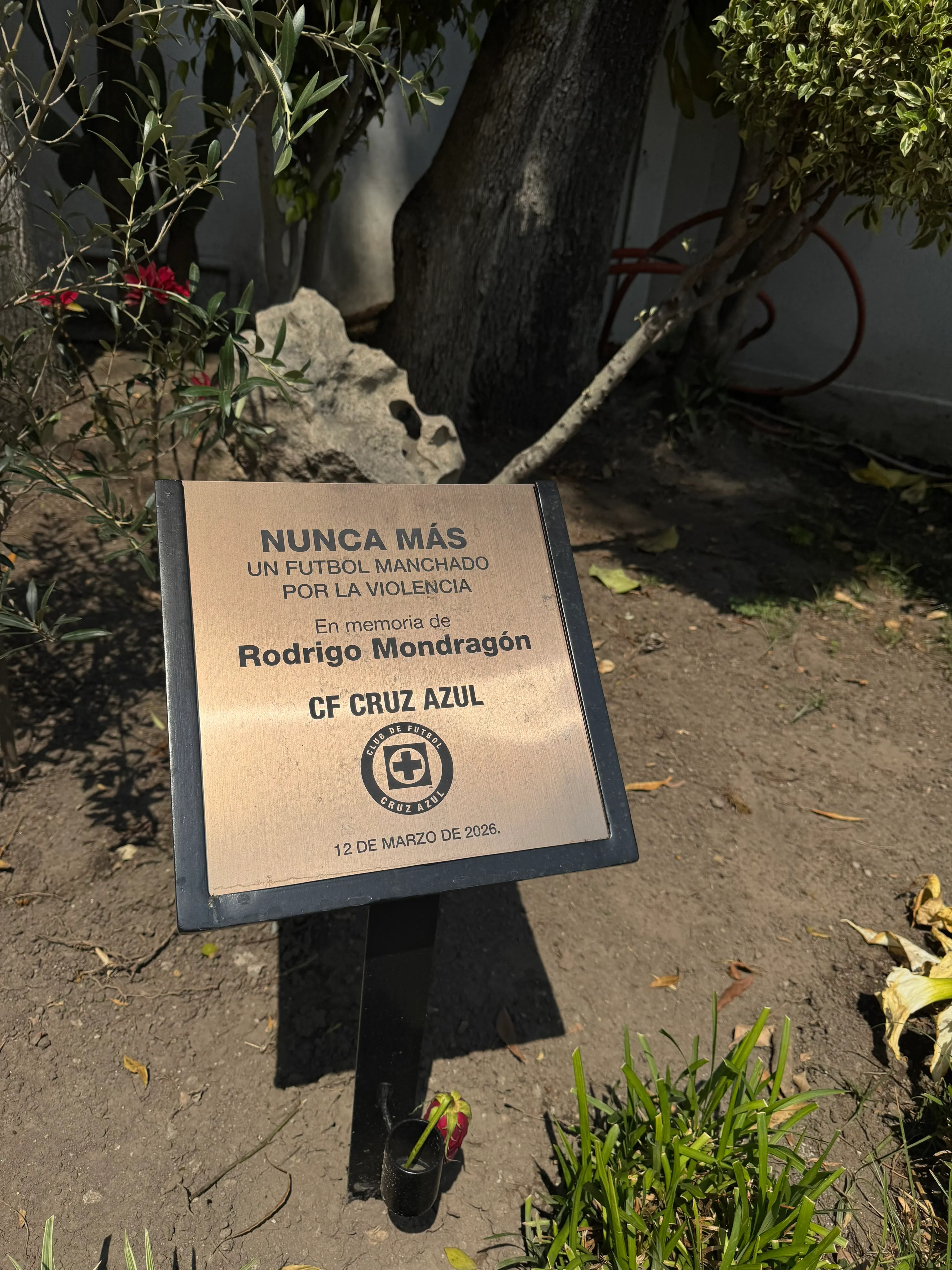 La placa que Cruz Azul le dedica a Rodrigo Mondragón en La Noria. (@ilianyAparicio)