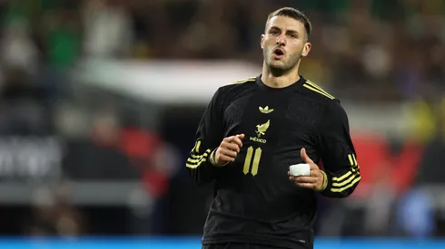 Santiago Giménez ya superó la lesión de tobillo que lo mantiene fuera de los terrenos desde el pasado mes de octubre.