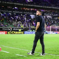 Piden la expulsión de Larcamón por su altercado con Karen Díaz