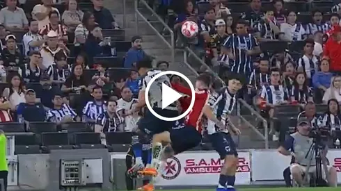 Carlos Salcedo se libró de una expulsión cantada después de agradir al joven delantero de las Chivas de Guadalajara.