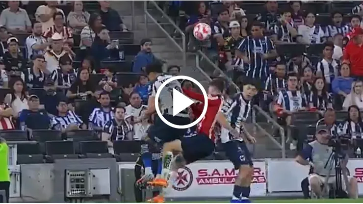 Carlos Salcedo se libró de una expulsión cantada después de agradir al joven delantero de las Chivas de Guadalajara.