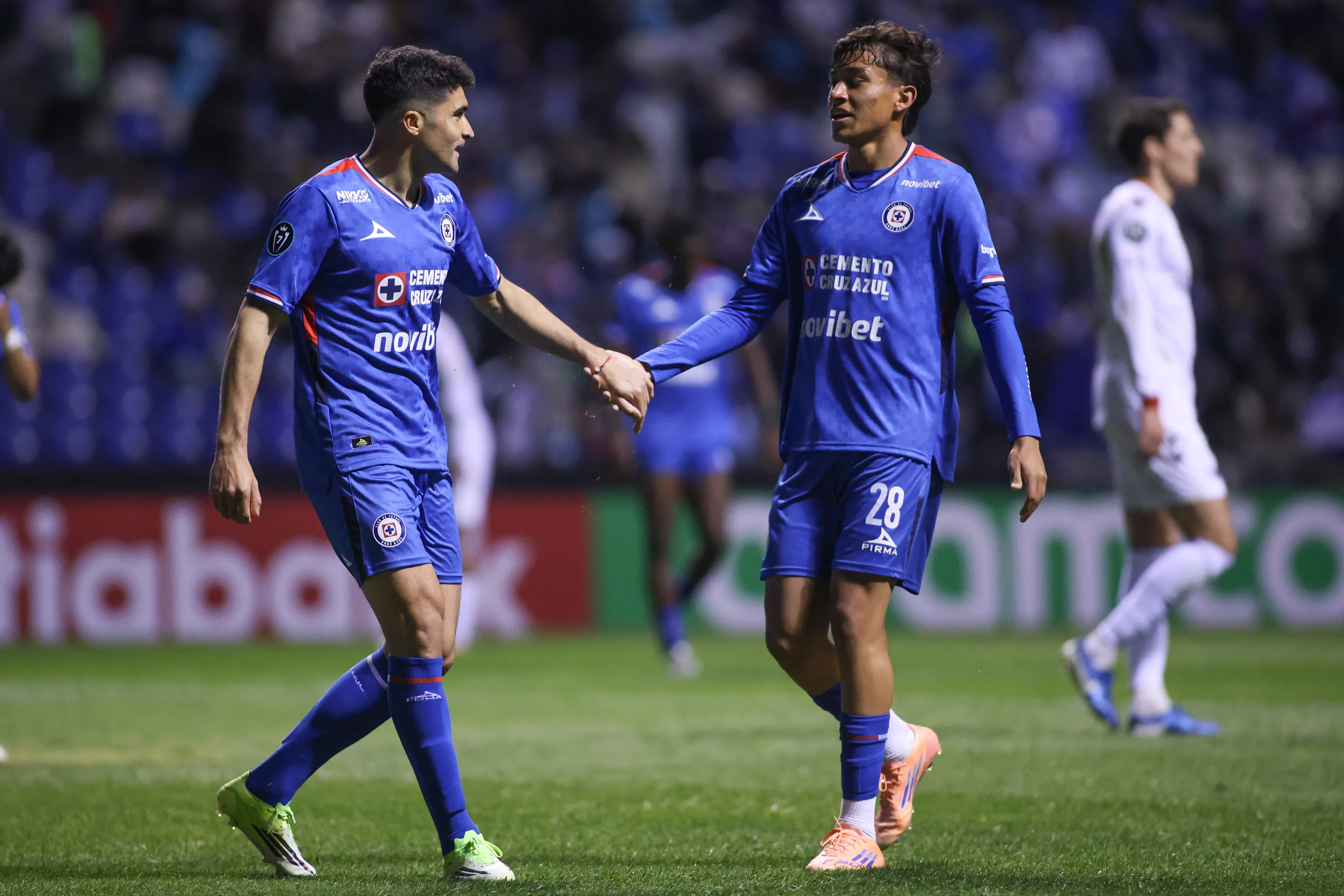 Diego Zuppa junto a Nico Ibáñez, en el Cruz Azul – Vancouver de vuelta. (Imago 7)