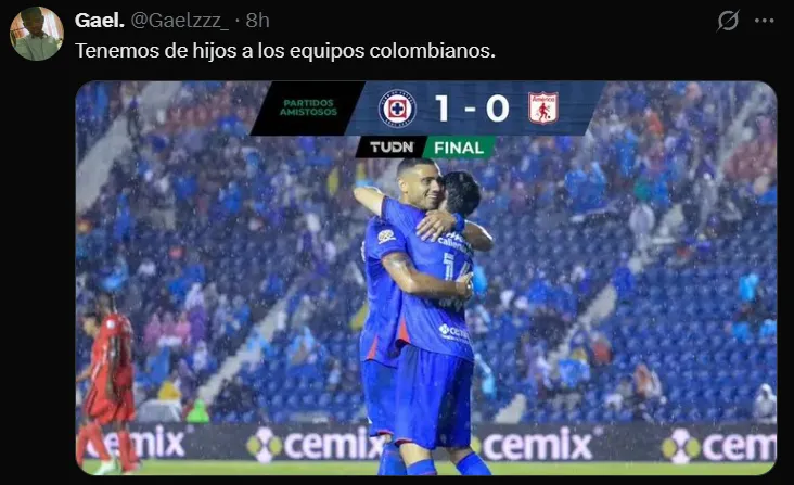 Afición de Cruz Azul carga contra Atlético Nacional y Colombia. (X)