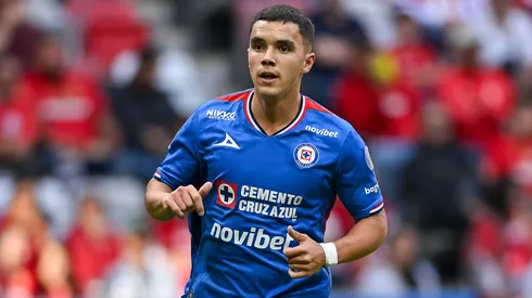 El joven delantero es contemplado por Larcamón.