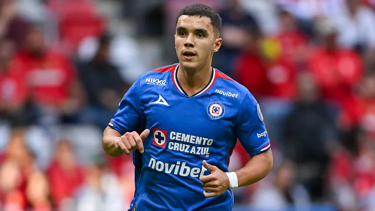 El joven delantero es contemplado por Larcamón.