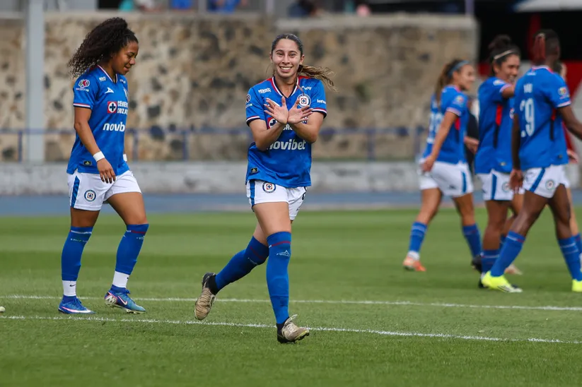 Alejandra Lomelí en festejo de gol para las cementeras (IMAGO7).