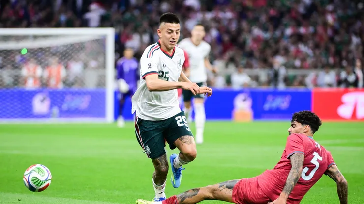 El Piojo Alvarado se acordó de Cruz Azul en lo que fue el regreso de México al Estadio Azteca.
