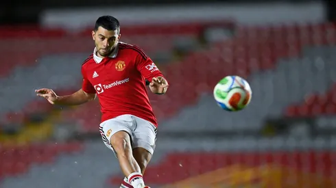 Erik Lira protagonizó un curioso momento junto a Bruno Fernándes, estrella de Portugal y capitán del Manchester United.