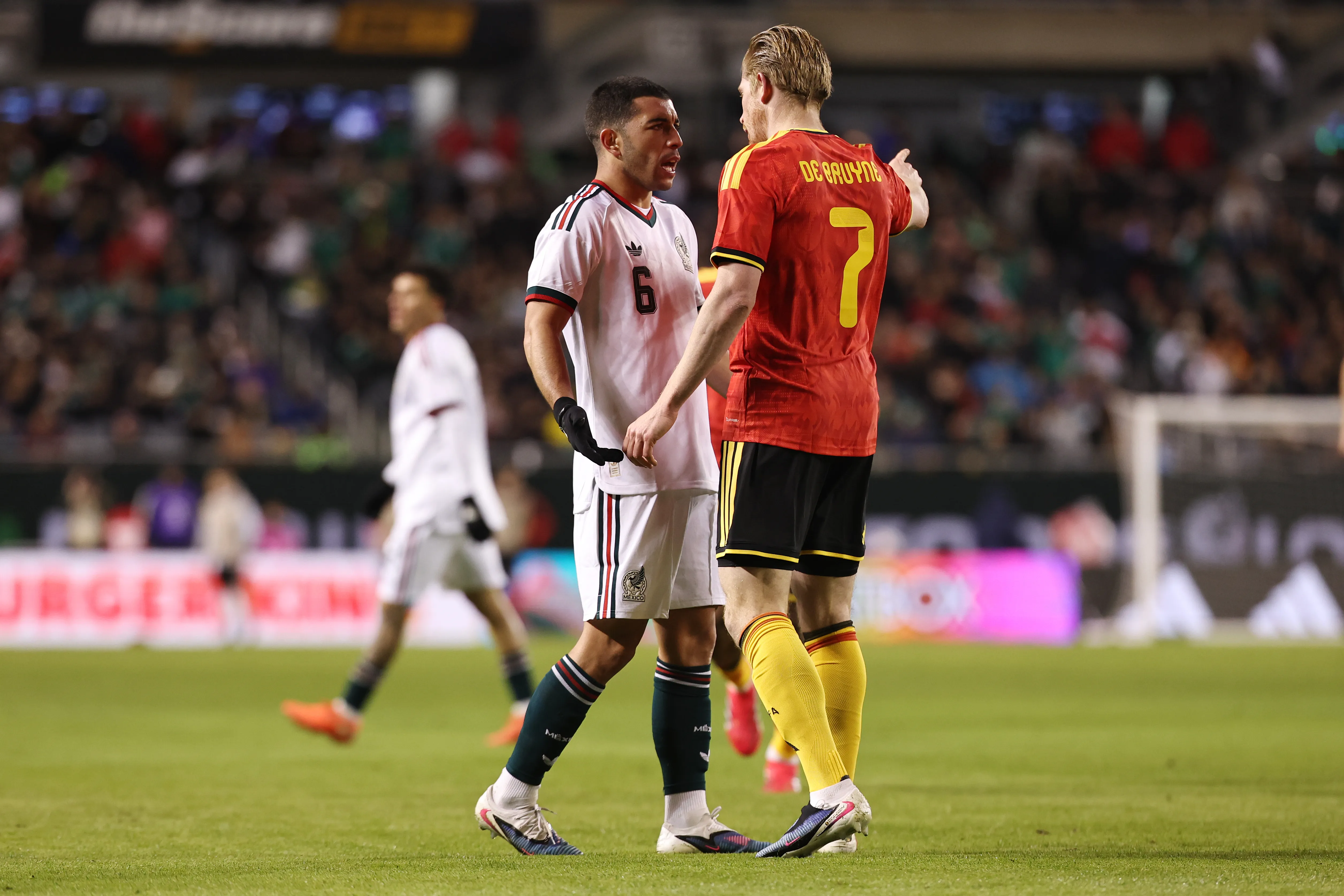 La imagen viral de Erik Lira junto a Kevin De Bruyne que enorgullece (Getty Images)