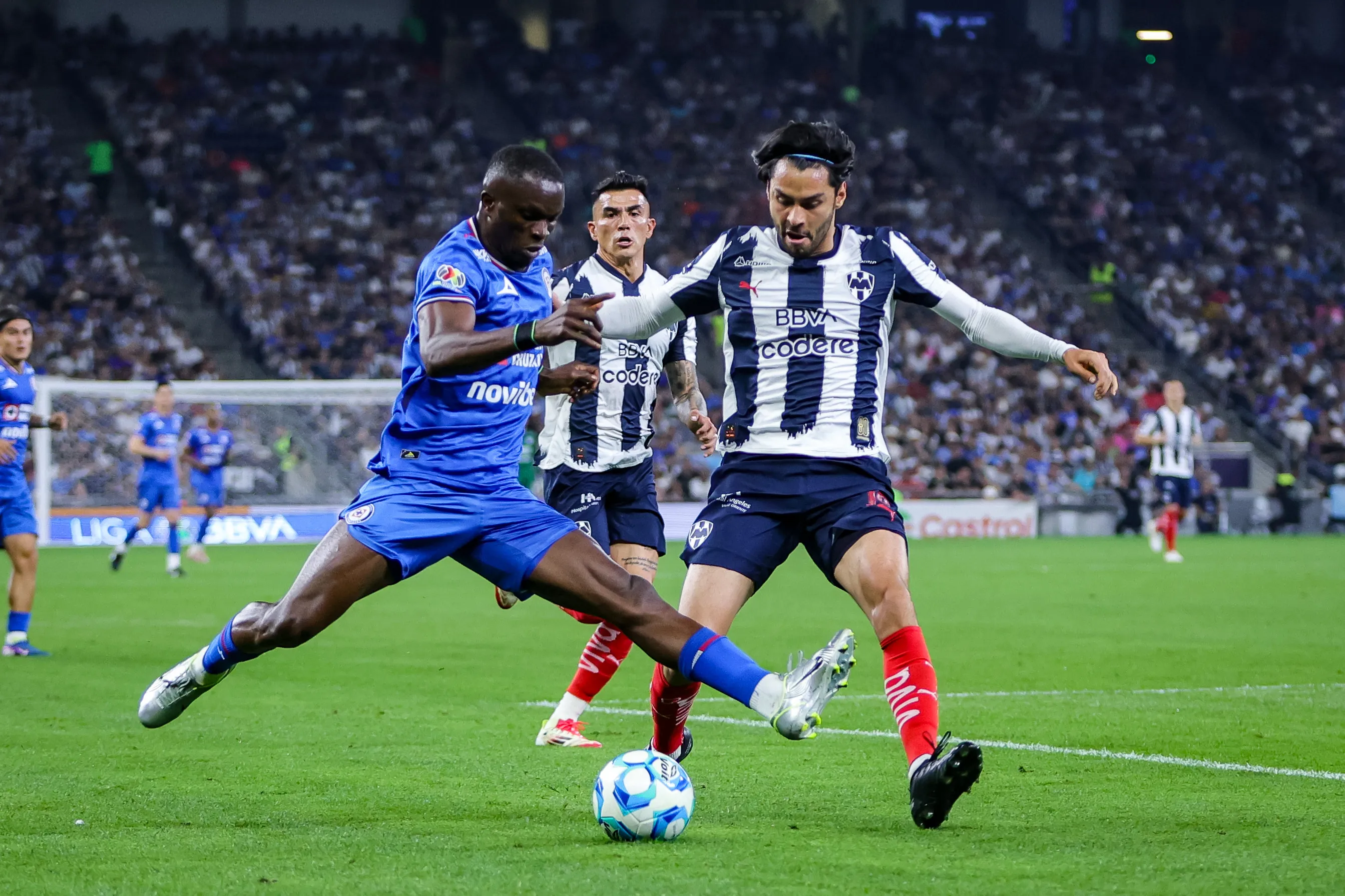 Ebere llegó y debió “jugar rápido” con Cruz Azul. (Imago 7)