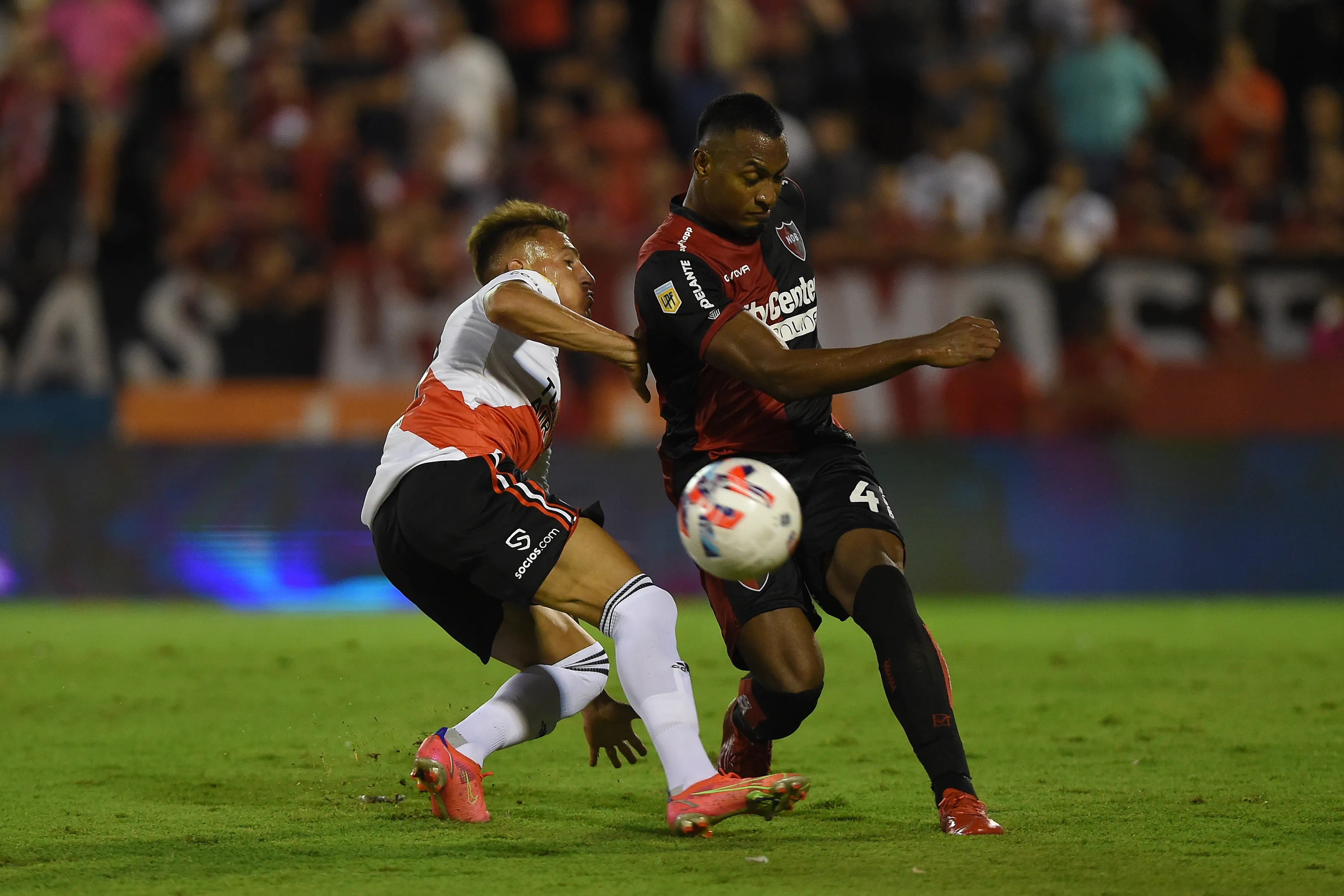 ROSARIO, ARGENTINA – FEBRUARY 20:Braian Romero of River Plate and Willer Ditta of Newell´s Old Boys fight for the ball during a match between Newell´s Old Boys and River Plate as part of Copa de la Liga 2022 at Marcelo Bielsa Stadium on February 20, 2022 in Rosario, Argentina. (Photo by Luciano Bisbal/Getty Images)