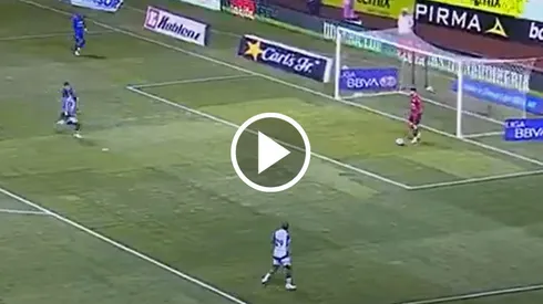 Andrés Gudiño le sirvió el gol a Salomón Rondón tras un error en la salida de Cruz Azul.