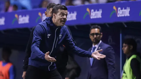 Esteban Solari se fue expulsado y su lugar en el área técnica del Pachuca lo tomó Emerson Panigutti, quien no dudó en elogiar a Cruz Azul.