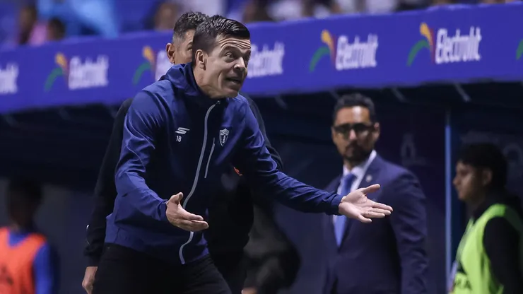 Esteban Solari se fue expulsado y su lugar en el área técnica del Pachuca lo tomó Emerson Panigutti, quien no dudó en elogiar a Cruz Azul.
