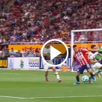 ¿Fue penal? El Piojo Alvarado y su astucia rescataron a las Chivas