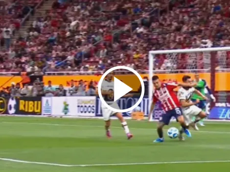 ¿Fue penal? El Piojo Alvarado y su astucia rescataron a las Chivas