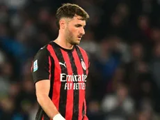 Flojo partido de Santiago Giménez en la derrota del Milan vs. Napoli