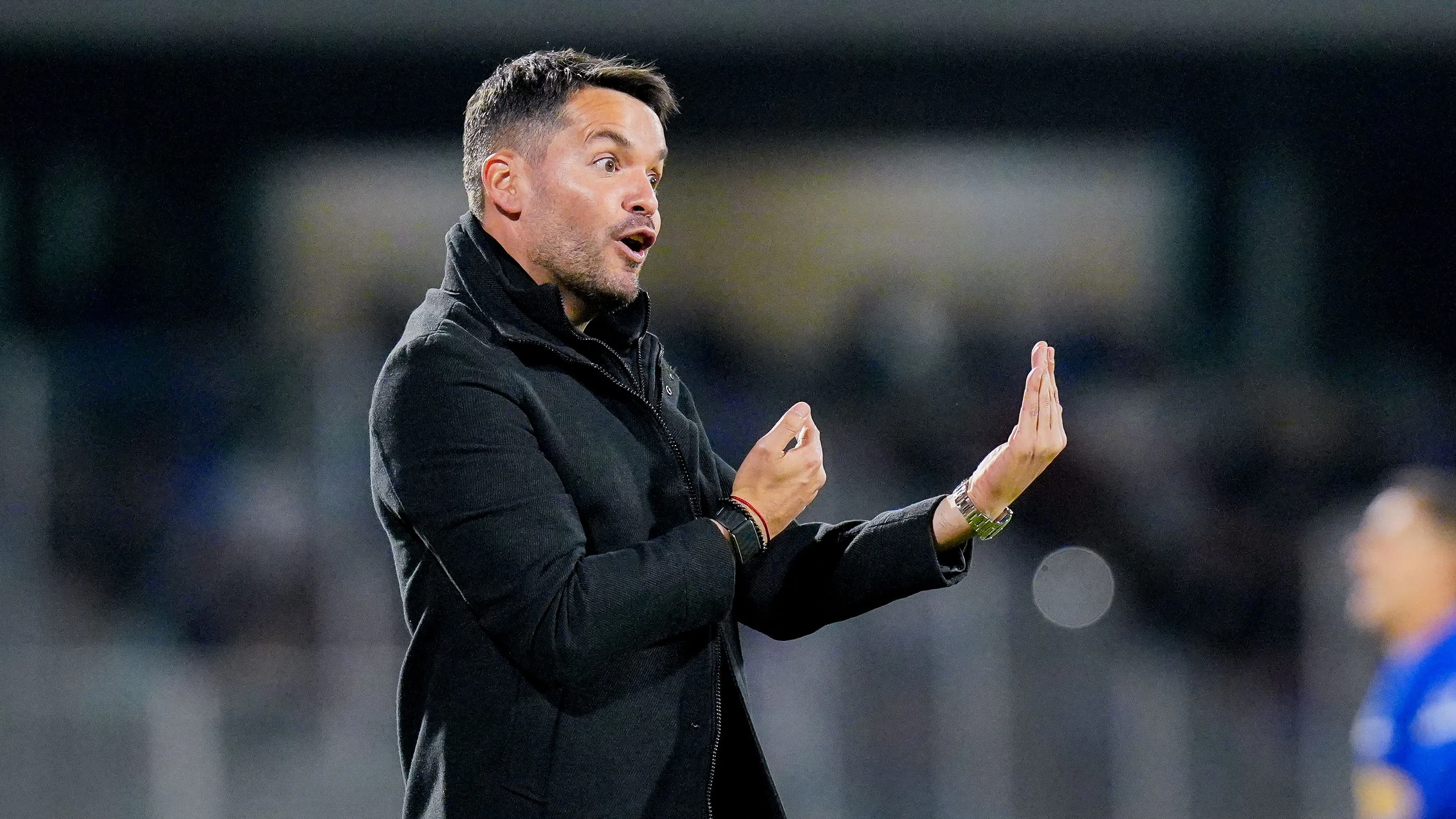 Nicolás Larcamón quedó en el centro de las críticas en Cruz Azul tras la goleada ante LAFC.