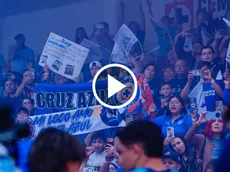 Banderazo de la afición de Cruz Azul antes del Clásico Joven vs. América